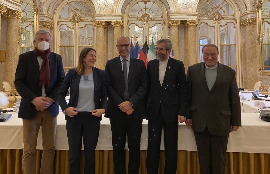 مقامات اروپایی آماده امضا توافق نه در چند هفته، روز و یا چند ساعت بلکه همین الان هستند / کارمان تمام شده؛ زمان رو به پایان است مقامات اروپایی آماده امضا توافق نه در چند هفته، روز و یا چند ساعت بلکه همین الان هستند / کارمان تمام شده؛ زمان رو به پایان است