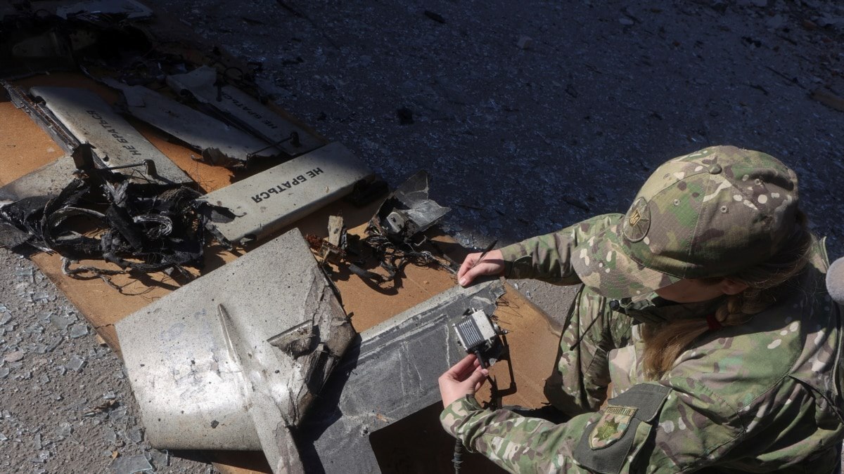 پرونده پهپادهای ایرانی میتواند در کنار پرونده کمیسیون حقیقتیاب، بر آسیب پذیری ایران بیفزاید / وجود تبعات سیاسی و تبلیغاتی برای تهران قطعی است / ممکن است دست غربیها برای کلید زدن مکانیسم ماشه، بازتر شود پرونده پهپادهای ایرانی میتواند در کنار پرونده کمیسیون حقیقتیاب، بر آسیب پذیری ایران بیفزاید / وجود تبعات سیاسی و تبلیغاتی برای تهران قطعی است / ممکن است دست غربیها برای کلید زدن مکانیسم ماشه، بازتر شود