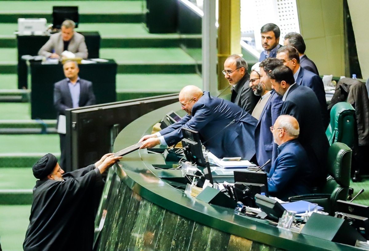 سیگنال بودجه ۱۴۰۲ به بازار؛ تورم بیشتر، دلار گرانتر و سفره کوچکتر سیگنال بودجه ۱۴۰۲ به بازار؛ تورم بیشتر، دلار گرانتر و سفره کوچکتر