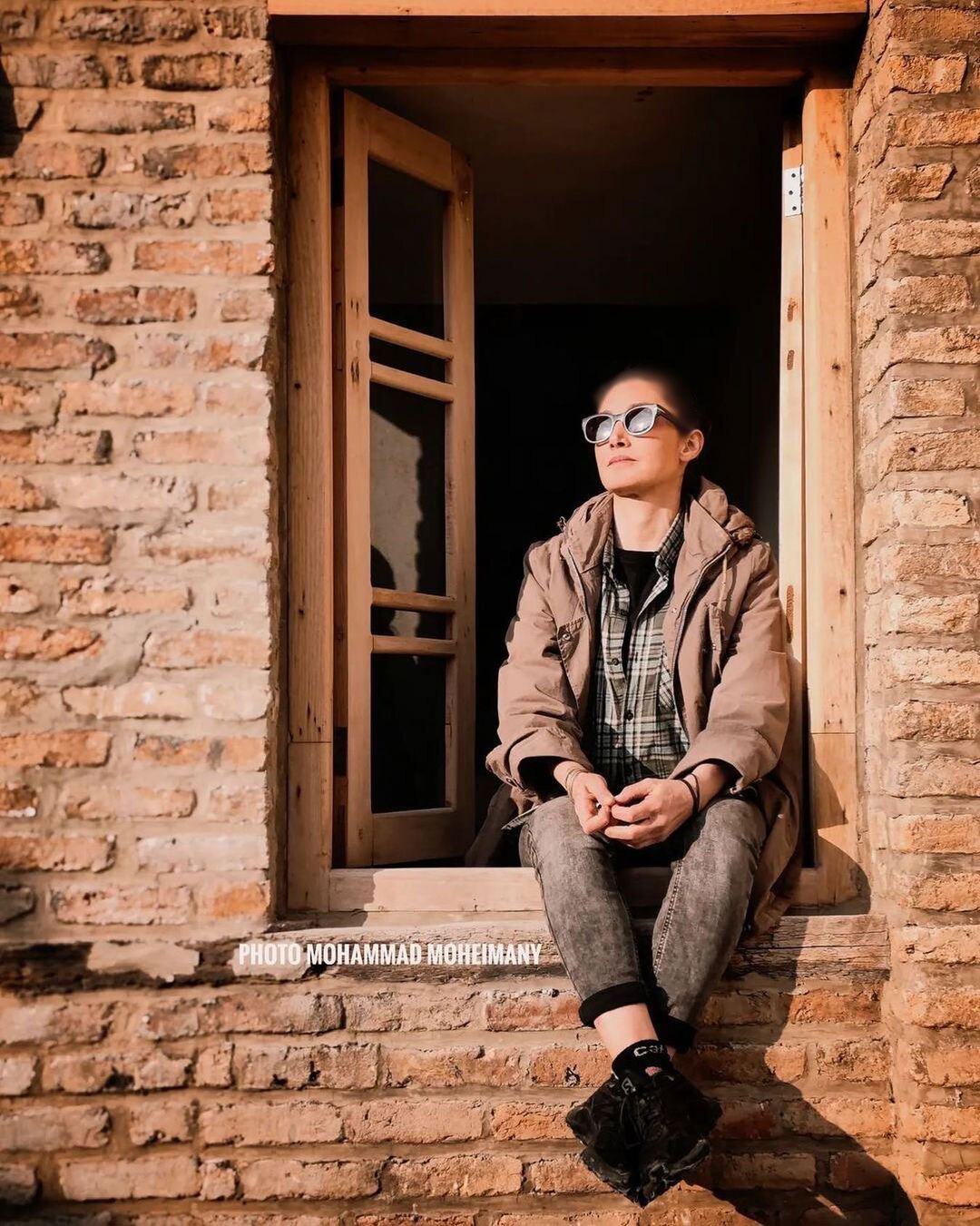 عکس جذاب هدیه تهرانی در لب پنجره عکس جذاب هدیه تهرانی در لب پنجره