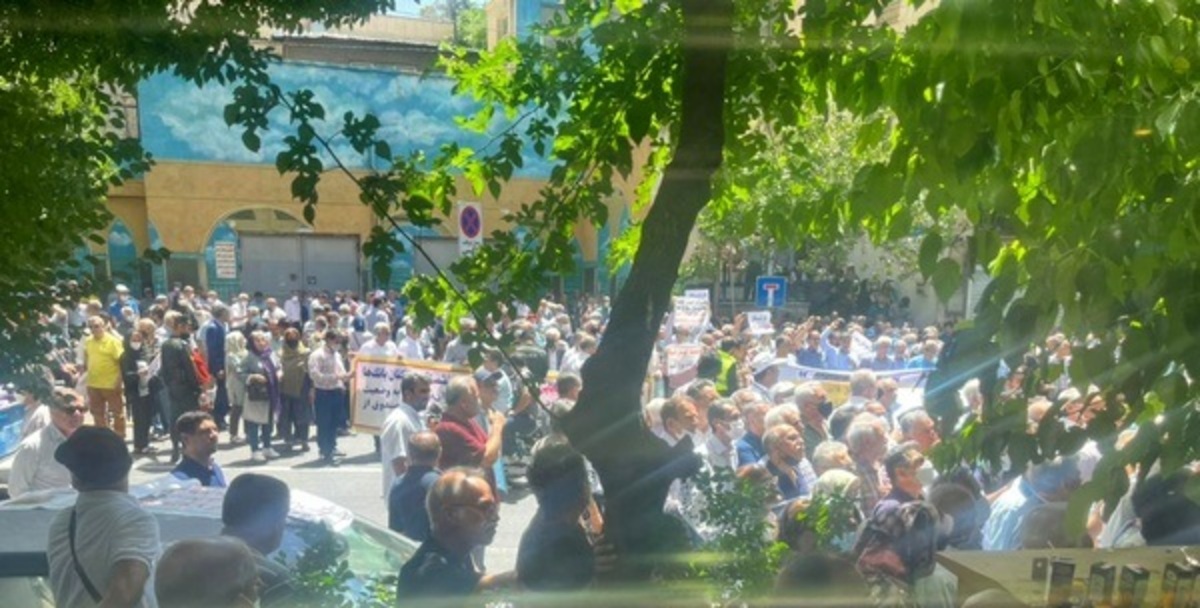 ادامه تجمع اعتراضی بازنشستگان و بازاریان ادامه تجمع اعتراضی بازنشستگان و بازاریان