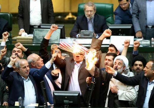 چرا اصولگرایان بر سر امضا کردن و نکردن برجام دعوا دارند؟/ شبکه افق: وزیرخارجه باید استیضاح شود چرا اصولگرایان بر سر امضا کردن و نکردن برجام دعوا دارند؟/ شبکه افق: وزیرخارجه باید استیضاح شود