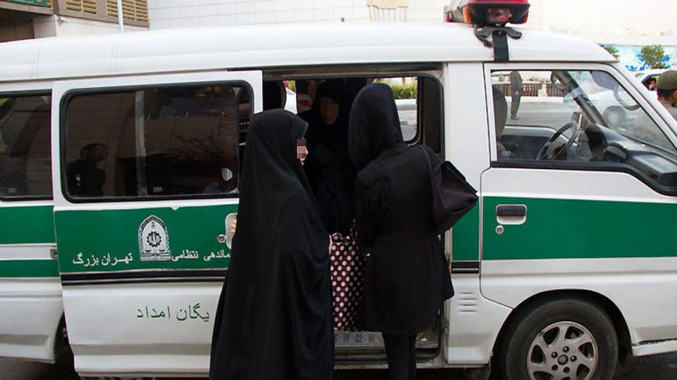 گشت ارشاد؛ قانون یا فراقانون؟ گشت ارشاد؛ قانون یا فراقانون؟