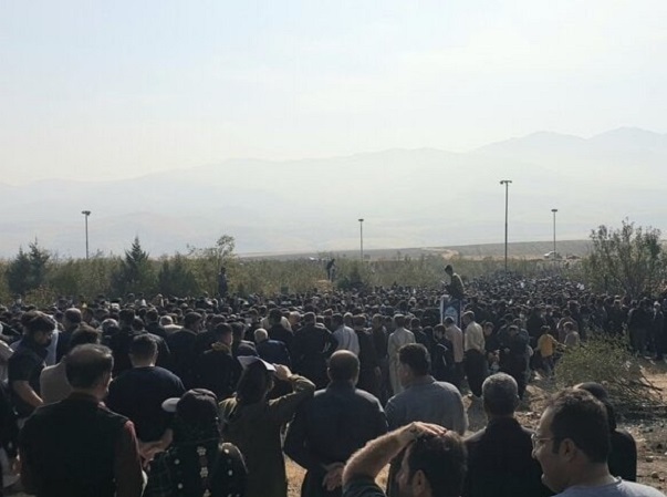 در مراسم چهلم مهسا امینی چه گذشت؟ در مراسم چهلم مهسا امینی چه گذشت؟