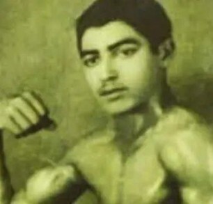 چهره عجیب محمدعلی فردین در اوایل دوران جوانی/ عکس چهره عجیب محمدعلی فردین در اوایل دوران جوانی/ عکس