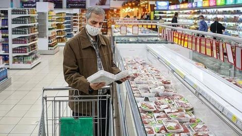 مردم حرف های مسوولان را در باره تورم از تلویزیون می شنوند، اما برای راستی آزمایی به یخچال سر می زنند! مردم حرف های مسوولان را در باره تورم از تلویزیون می شنوند، اما برای راستی آزمایی به یخچال سر می زنند!