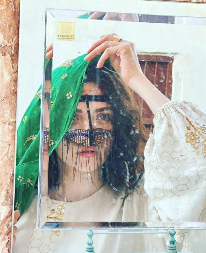 زیبایی بهنوش طباطبایی در آینه ای کثیفش/ عکس زیبایی بهنوش طباطبایی در آینه ای کثیفش/ عکس