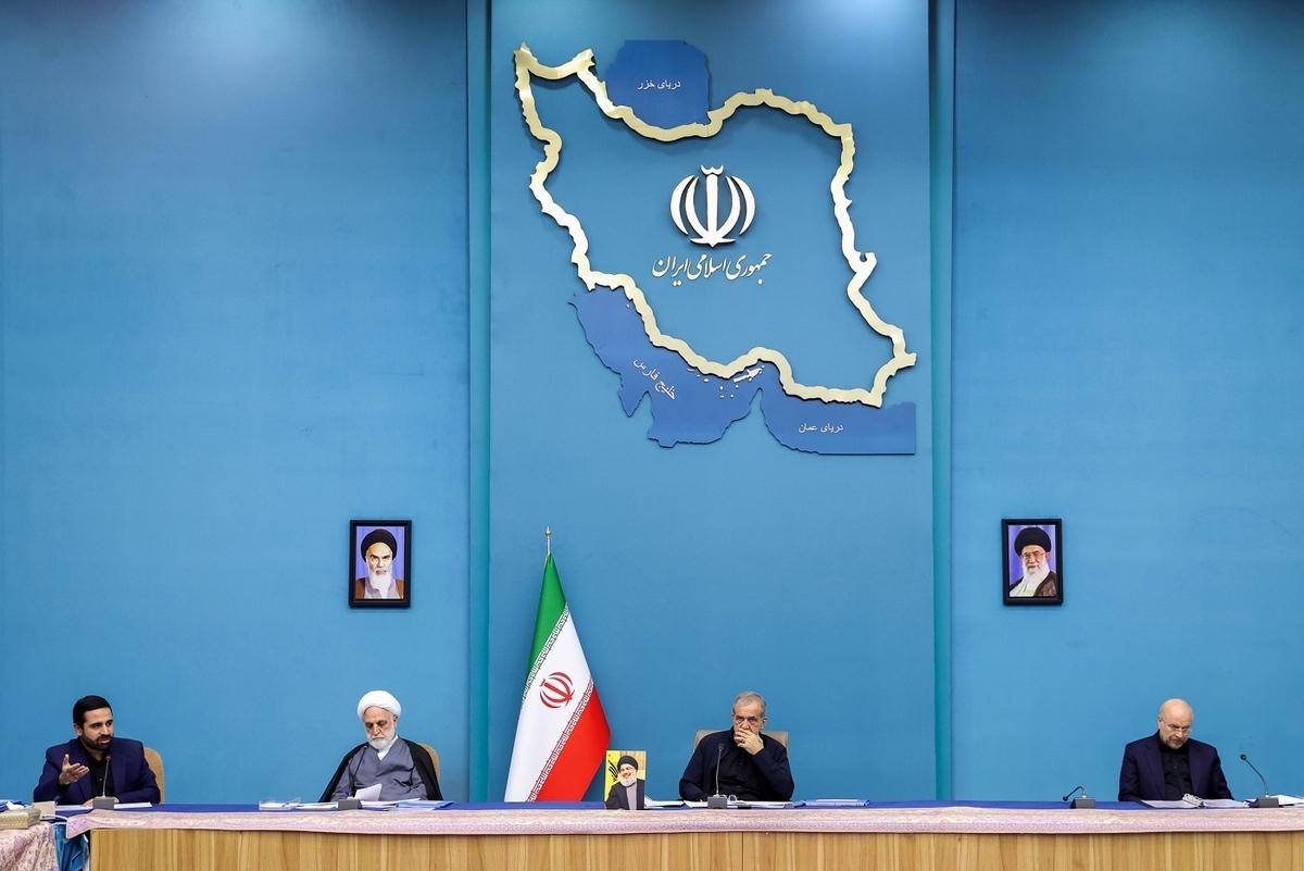 دعوای رئیسجمهور با دبیر شورای عالی فضای مجازی بر سر چه بود؟ دعوای رئیسجمهور با دبیر شورای عالی فضای مجازی بر سر چه بود؟