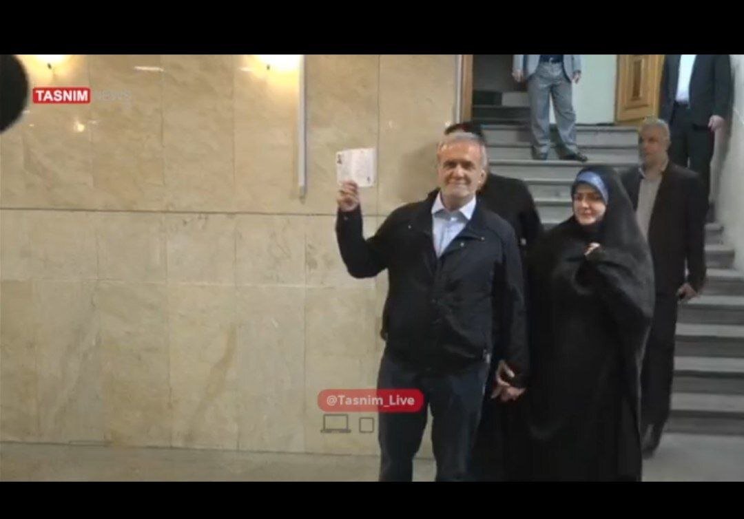 عکسی از مسعود پزشکیان و دخترش در ستاد انتخابات /او رسما کاندیدای انتخابات ریاست جمهوری ۱۴۰۳ شد