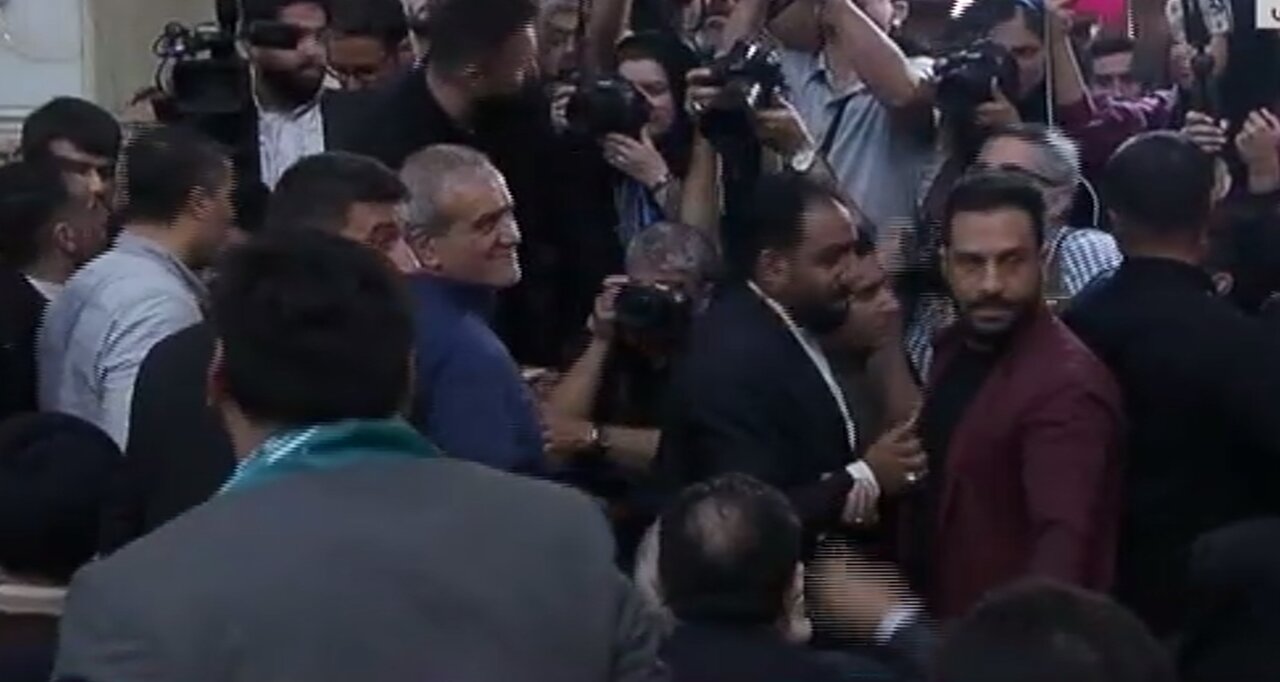 جمعیت استقبالکنندگان از پزشکیان توجهبرانگیز شد