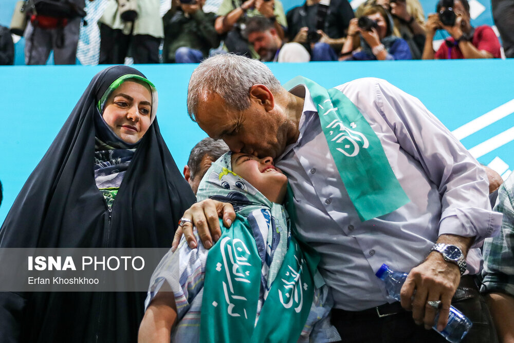 ژست جالب مسعود پزشکیان و دو نوهاش