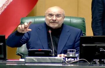 تصاویری متفاوت از روبوسیها در صحن مجلس