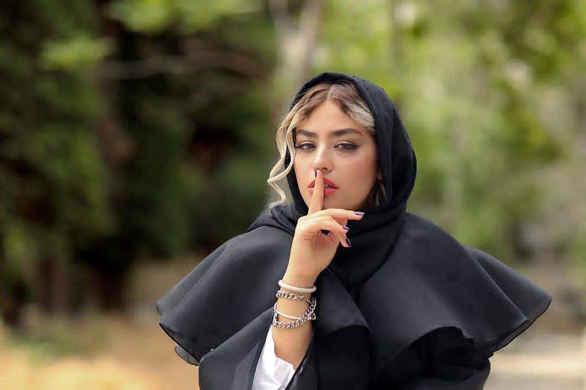 سلفی آینهای ریحانه پارسا در یک مکان مدرن و شیک