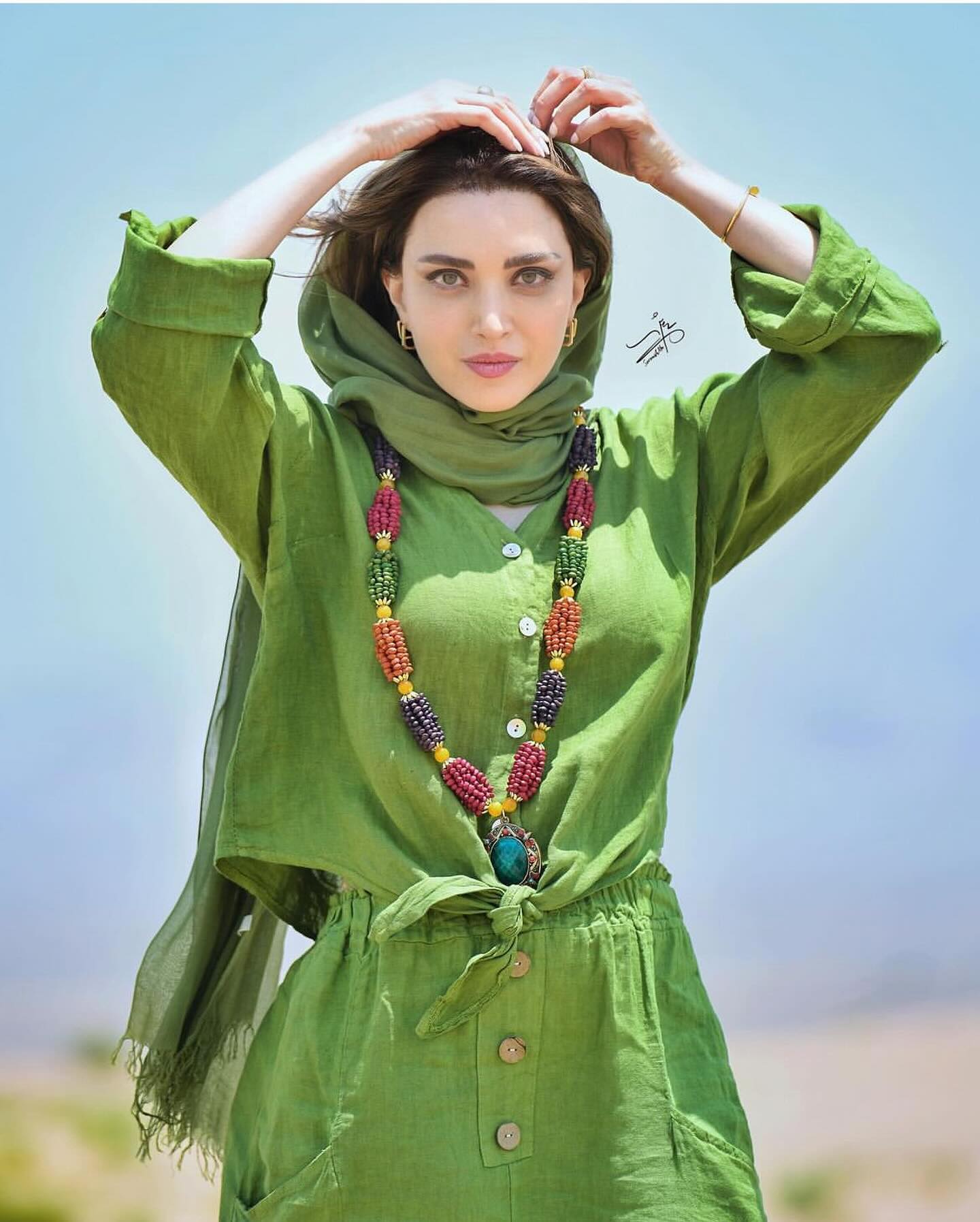 ژستهای خاص بهنوش خانم در کویر تماشایی شد