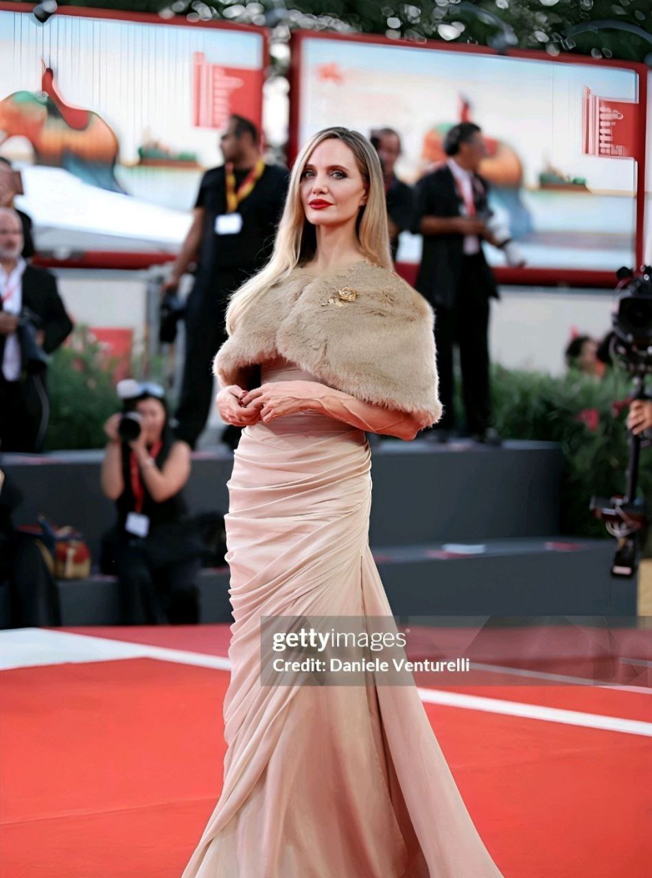 آنجلینا جولی جذابتر از همیشه روی فرش قرمز