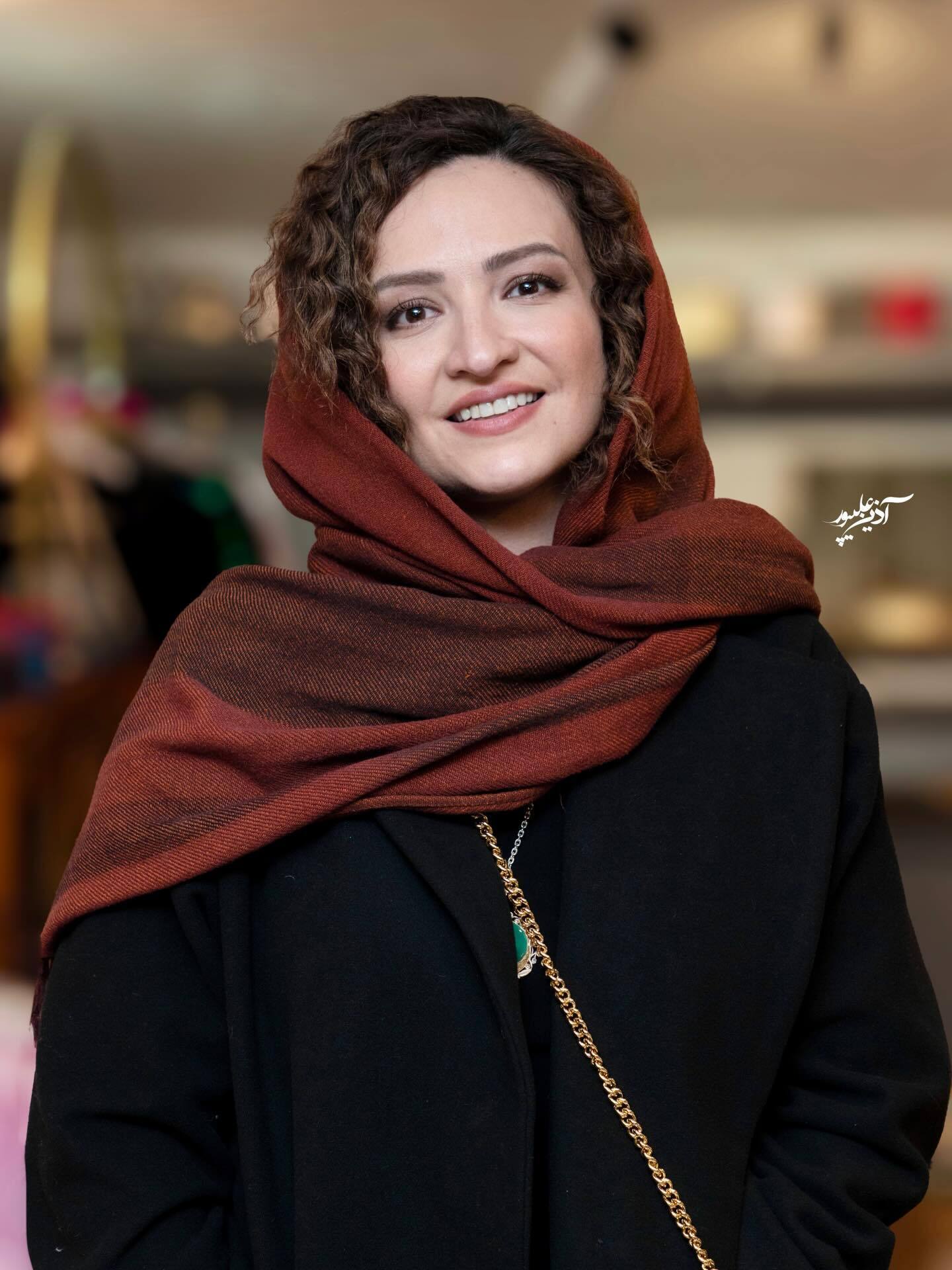 (عکس) گلاره عباسی با استایل خاص و گردنبند زمردین در رونمایی از کتاب شبنم مقدمی