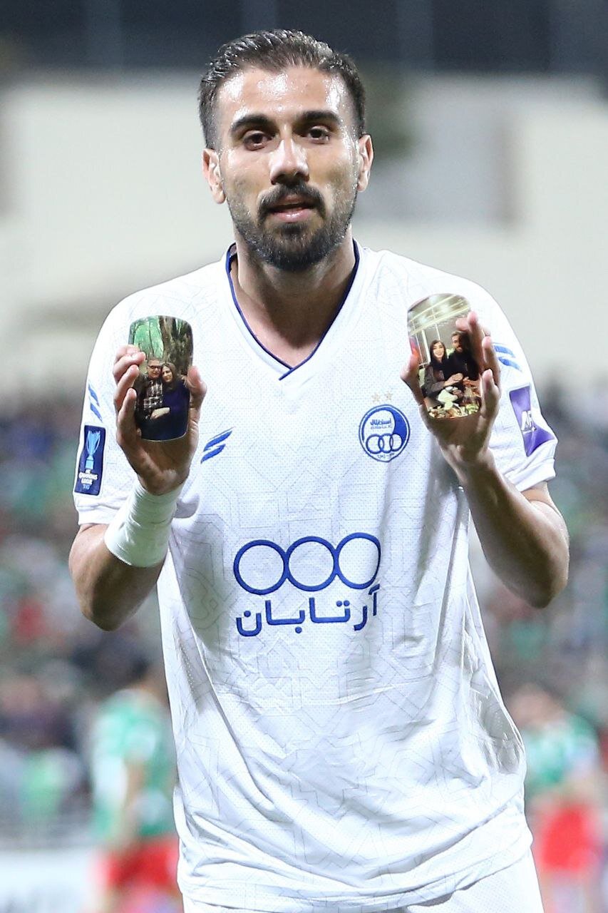 عکس| ستاره استقلال گلش را به چه کسی تقدیم کرد؟