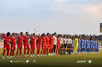 استقلال نیمه اول ۱۰ نفره بازی کرد! استقلال نیمه اول ۱۰ نفره بازی کرد!