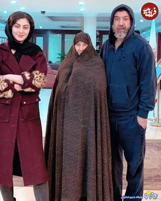 «مریم مومن» در کنار «علی انصاریان و مادرش» «مریم مومن» در کنار «علی انصاریان و مادرش»