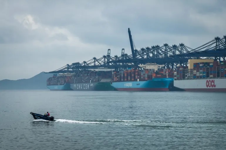 والاستریت ژورنال: نیروهای آمریکایی ماه گذشته میلادی، به یک کشتی باری که از چین به سوی ایران در حرکت بود حمله کردند / از این کشتی موادی توقیف شد که برای تسلیحات متعارف ایران، بالقوه مفید بودند / این مواد هم میتوانند کاربرد نظامی داشته باشند هم غیرنظامی والاستریت ژورنال: نیروهای آمریکایی ماه گذشته میلادی، به یک کشتی باری که از چین به سوی ایران در حرکت بود حمله کردند / از این کشتی موادی توقیف شد که برای تسلیحات متعارف ایران، بالقوه مفید بودند / این مواد هم میتوانند کاربرد نظامی داشته باشند هم غیرنظامی