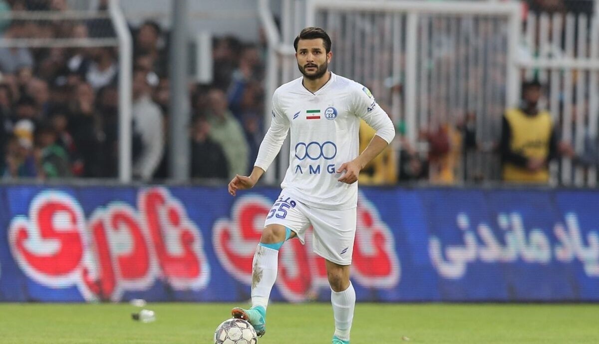 مدافع استقلال در باشگاه صدتاییها مدافع استقلال در باشگاه صدتاییها